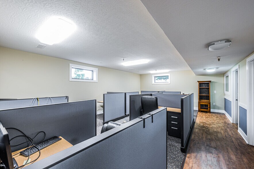 More Photos Of 1502 Westen St, Bowling Green Office For Sale