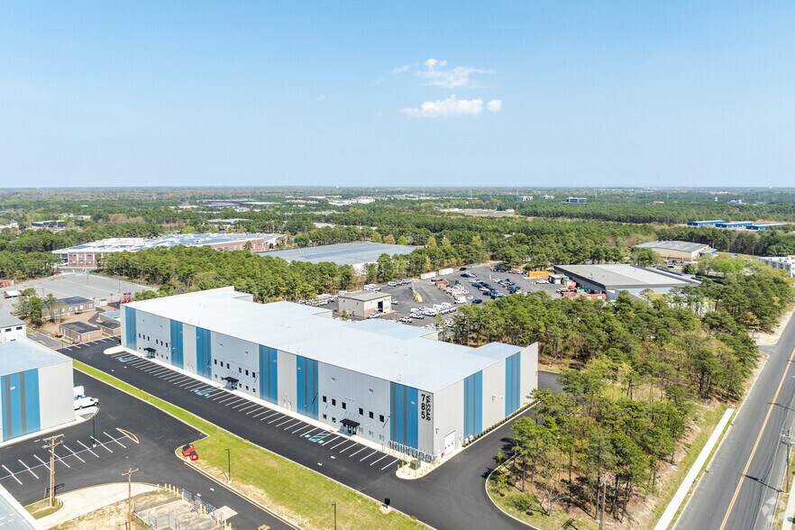 More Photos Of 785 Vassar Ave, Lakewood Warehouse For Lease