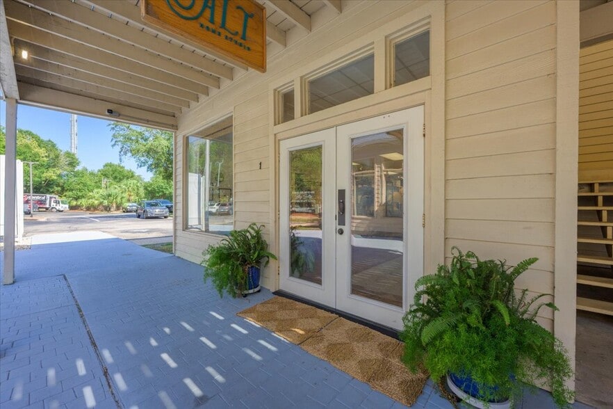 More Photos Of 913 Gulf Breeze Pky, Gulf Breeze Storefront Retail Office For Sale