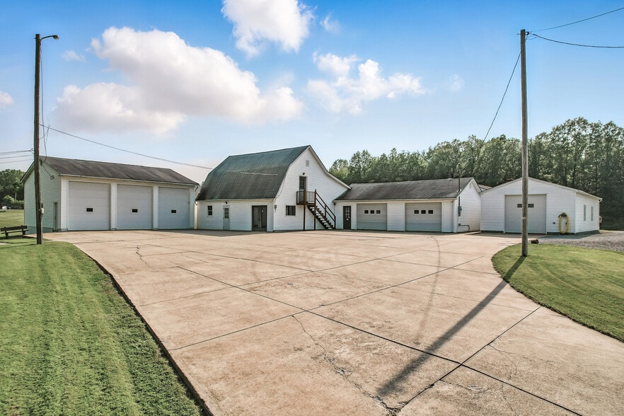 More Photos Of 4085 / 4086 State Route 422, Southington Showroom For Sale