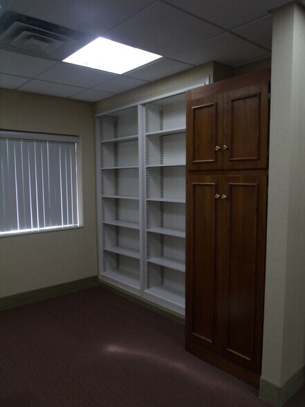 More Photos Of 411 Holmes St, Frankfort Light Distribution For Sale