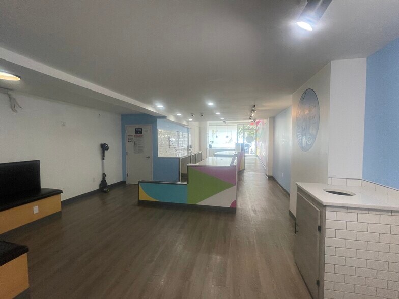 More Photos Of 2813 Ditmars Blvd, Astoria Storefront Retail Residential For Lease