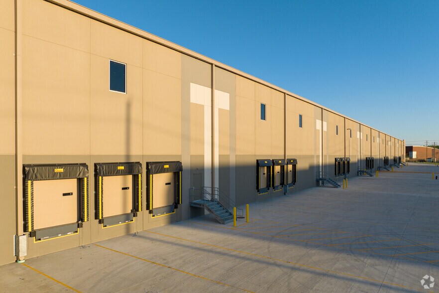 More Photos Of 18300 Vernier Rd, Harper Woods Distribution For Lease