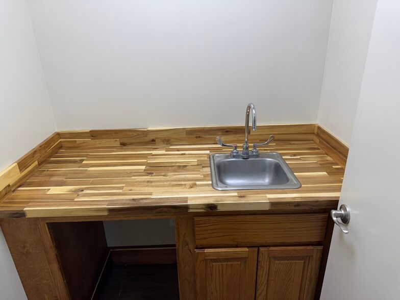 More Photos Of 104 Row 2, Lafayette Light Distribution For Lease