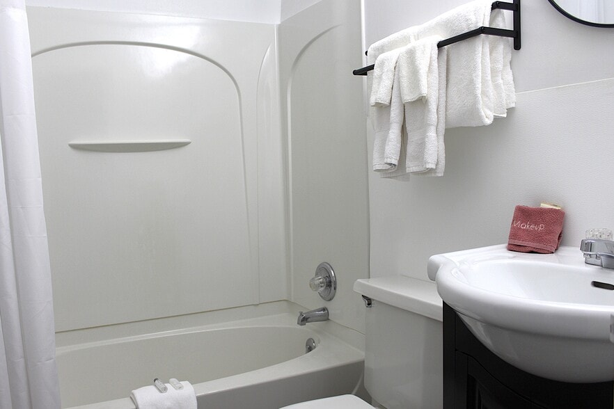 More Photos Of 102 B Dr, Circle Hotel For Sale