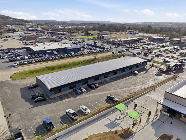 More Photos Of 3416-3422 N College Ave, Fayetteville Unknown For Lease