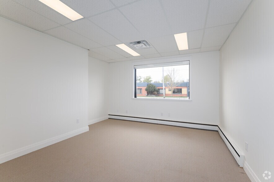 More Photos Of 340-390 Saskatoon St, London Showroom For Lease