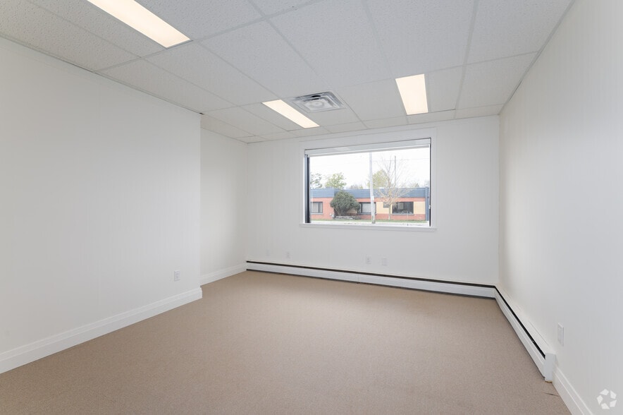 More Photos Of 340-390 Saskatoon St, London Showroom For Lease