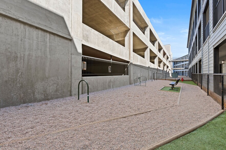 More Photos Of 801-901 Englewood Pky, Englewood Apartments For Lease