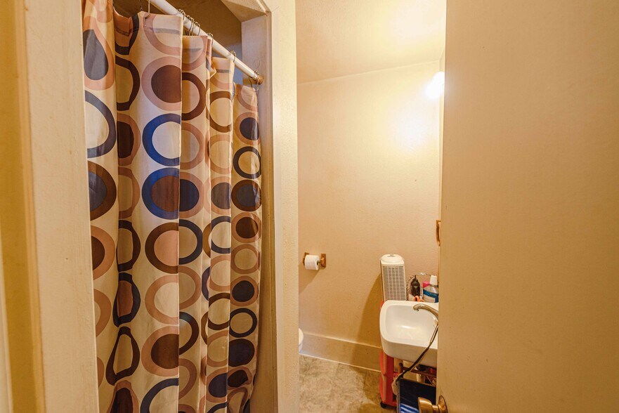 More Photos Of 562 Newmark St, Coos Bay Storefront For Sale