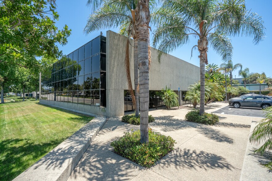 More Photos Of 2261 Rutherford Rd, Carlsbad Research And Development For Lease