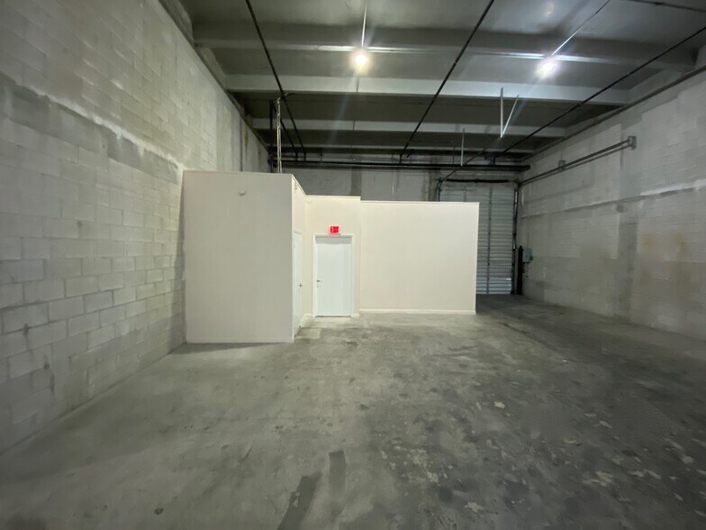 More Photos Of 8252-8278 NW 70th St, Miami Warehouse For Lease