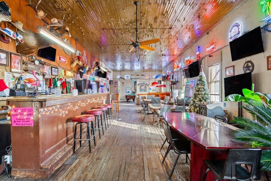 More Photos Of 121 E Oak St, West Sports And Entertainment For Sale