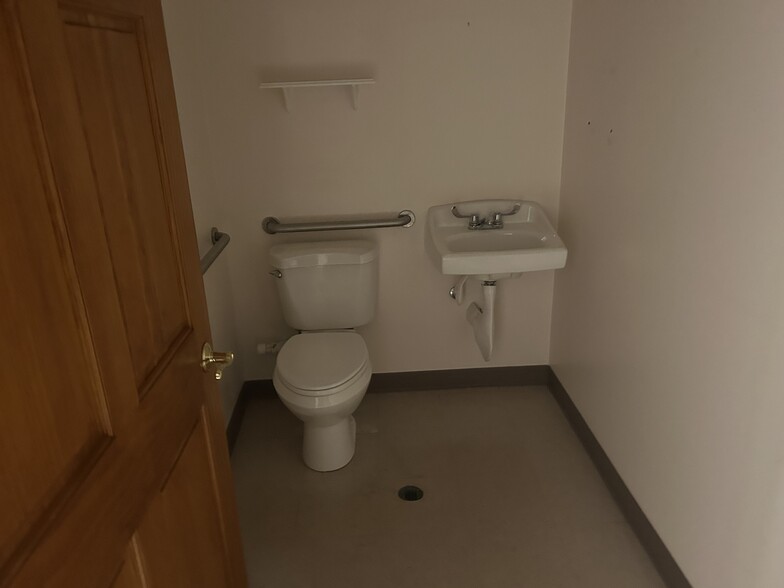 More Photos Of 308 Patrick Street Plz, Charleston Storefront For Lease