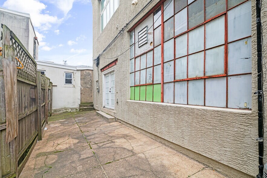 More Photos Of 2969 Salmon, Philadelphia Office For Sale