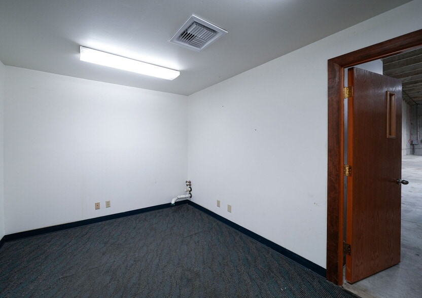 More Photos Of 1555-1557 SE Crystal Lake Dr, Corvallis Warehouse For Lease