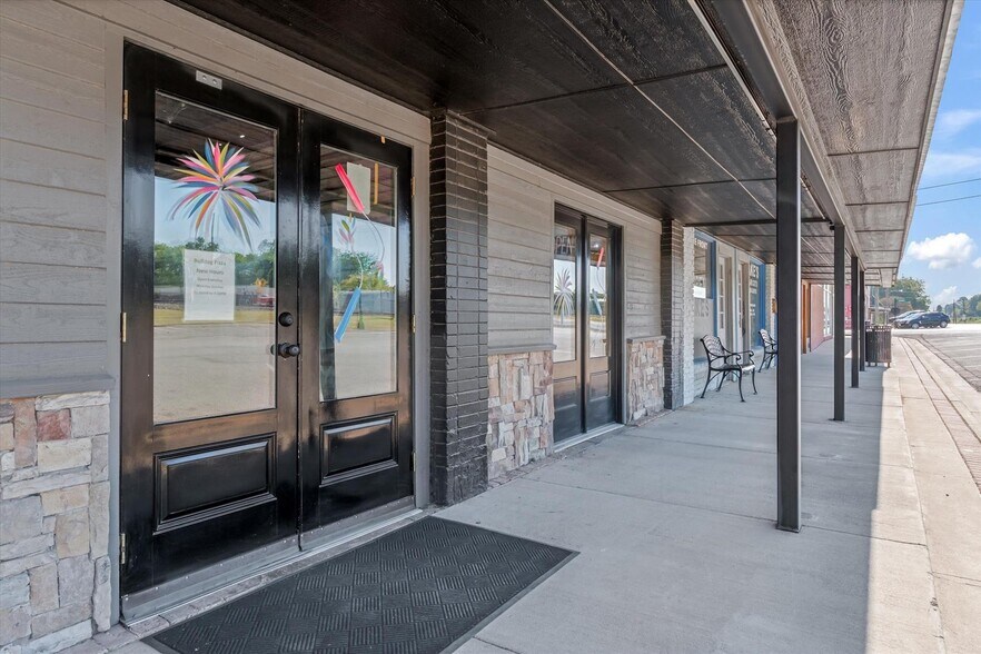 More Photos Of 111 NE Front St, Edgewood Storefront For Sale