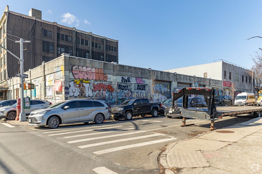 Primary Photo Of 100 Hinsdale St, Brooklyn Warehouse For Lease