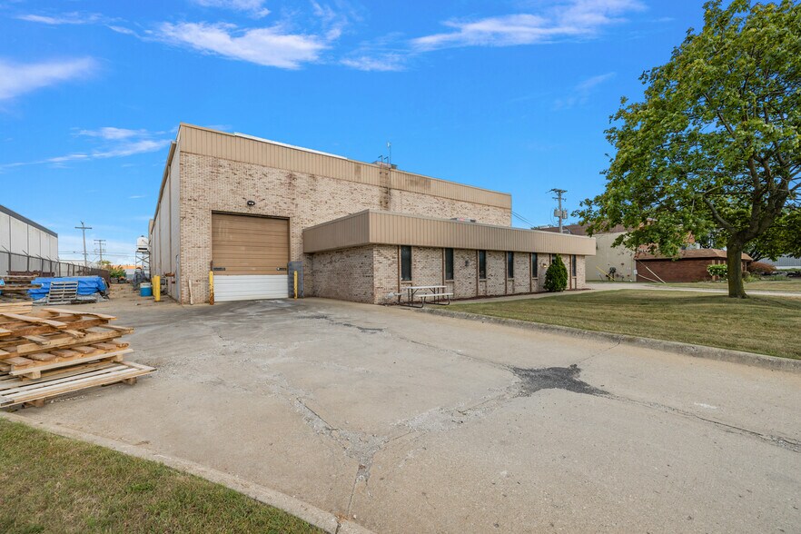 More Photos Of 33710 Riviera Dr, Fraser Warehouse For Sale