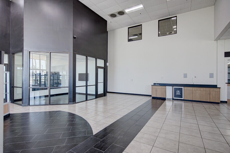 More Photos Of 4625 Wible Rd, Bakersfield Auto Dealership For Lease