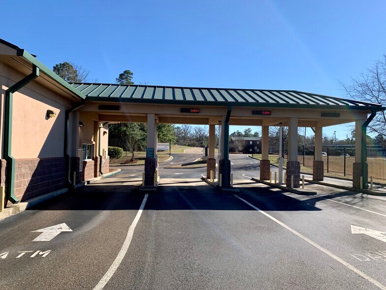 More Photos Of 139 Plaza Dr, Brandon Bank For Sale