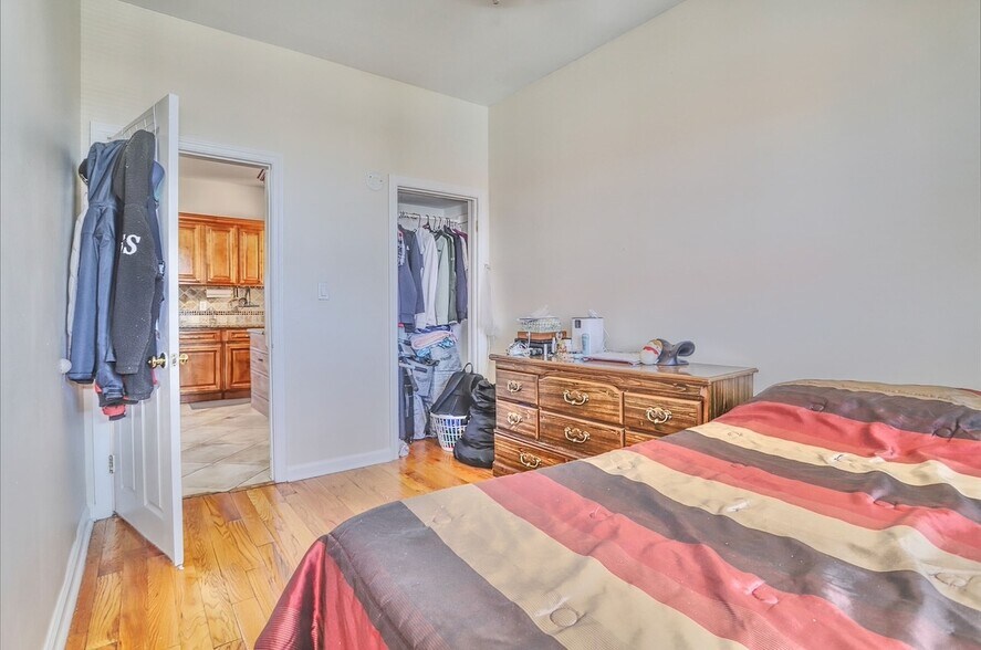 More Photos Of 71 Honiss St, Belleville Apartments For Sale