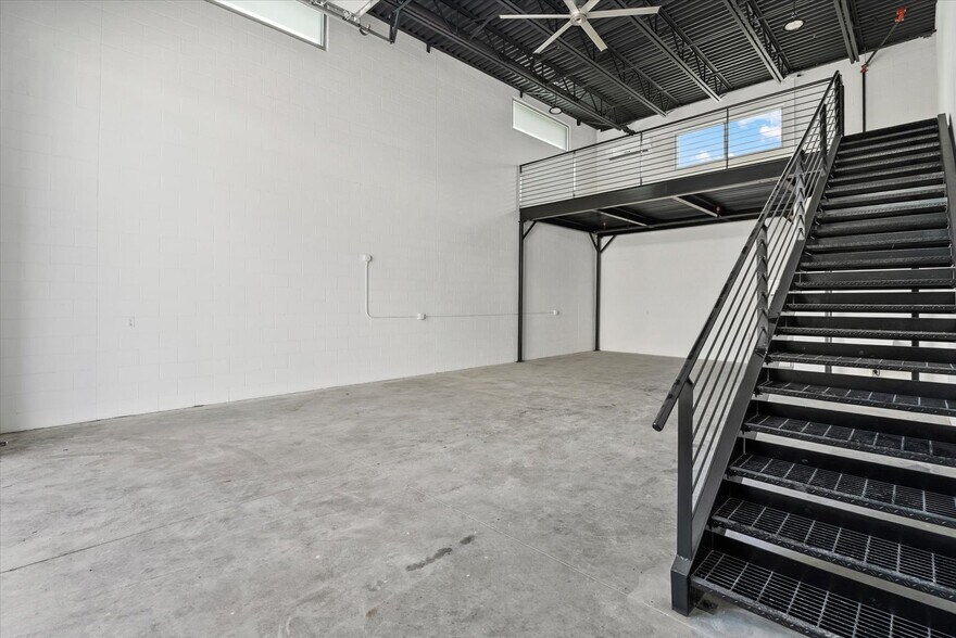More Photos Of 6566 Palmer Park Cir, Sarasota Self Storage For Sale