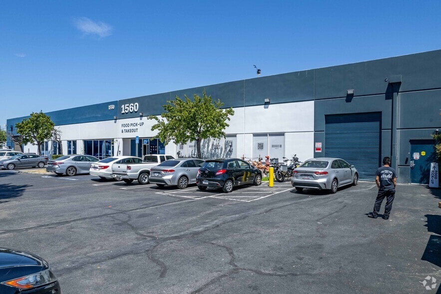 More Photos Of 1560 S Lewis St, Anaheim Warehouse For Lease