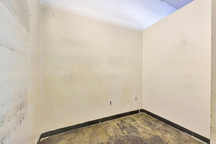 More Photos Of 5611 Hollywood Blvd, Los Angeles Storefront For Lease