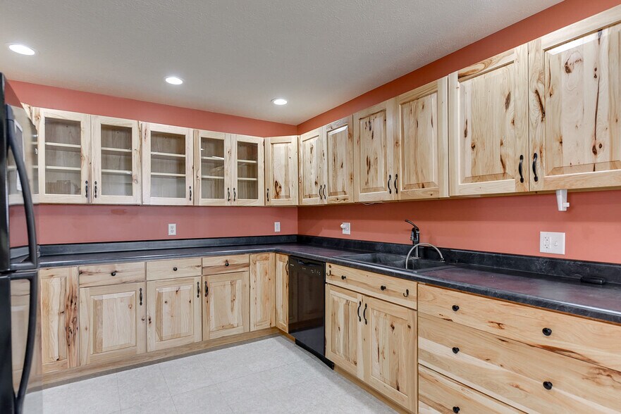 More Photos Of 250 Broad St, Greenwood Showroom For Sale