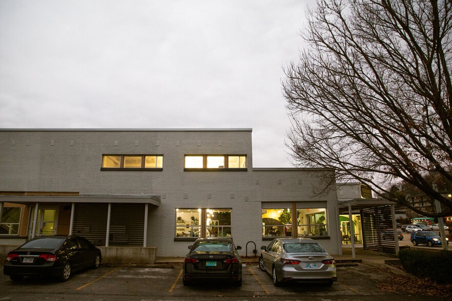 More Photos Of 620 N College Ave, Fayetteville Office For Sale