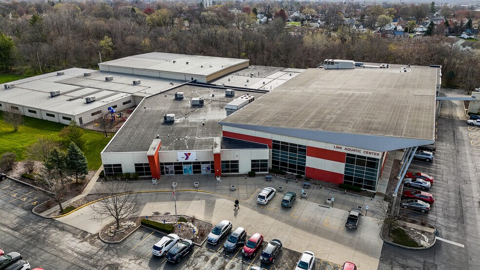 More Photos Of 300 Walnut St, Peru General Retail For Sale