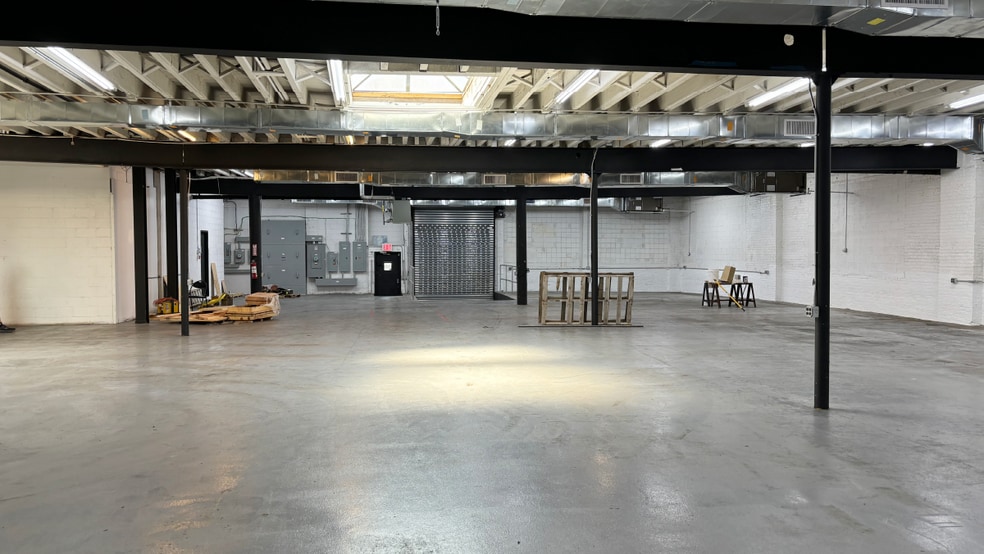 More Photos Of 115-117 Banker St, Brooklyn Showroom For Lease
