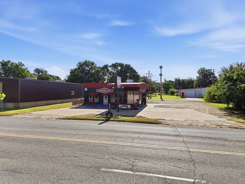 More Photos Of 112 N Chisholm Trl, Dover Restaurant For Sale