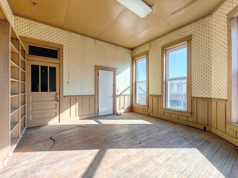 More Photos Of 5 Broadway St, McKenzie General Retail For Sale