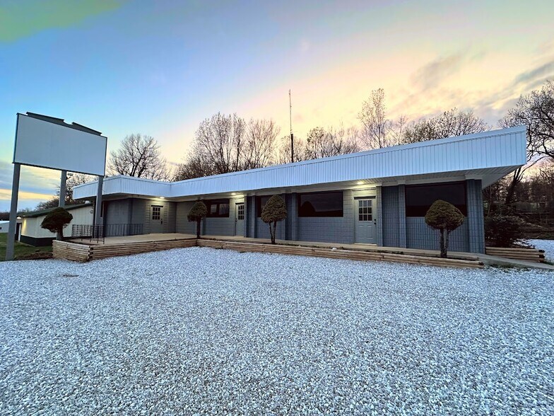 More Photos Of 2852 N Biagio, Ozark Office For Lease