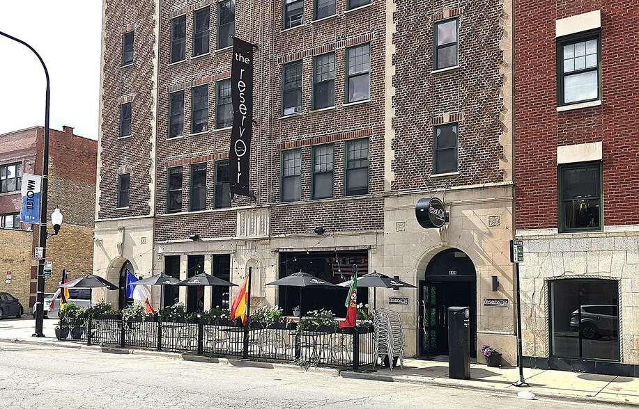 Primary Photo Of 844 W Montrose Ave, Chicago Apartments For Lease