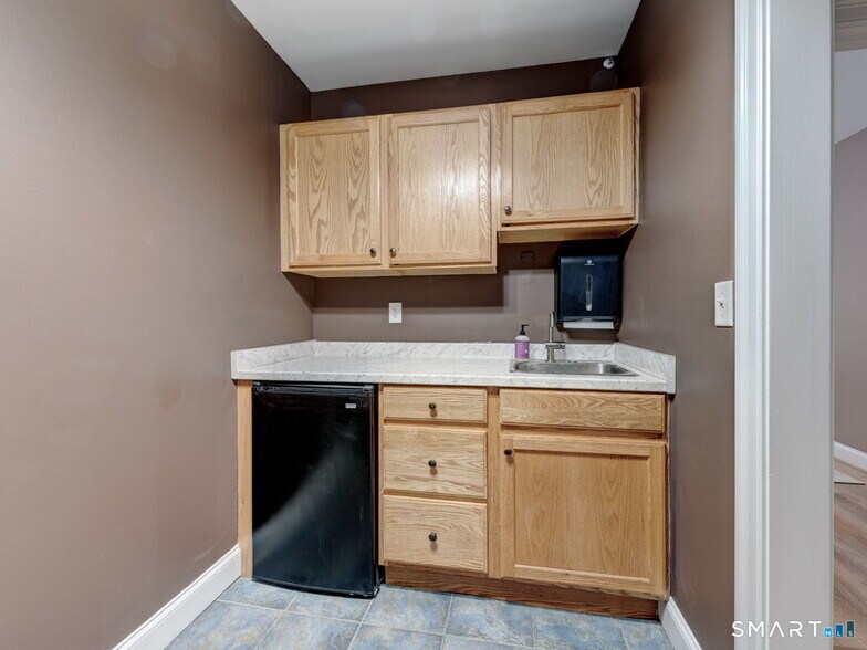 More Photos Of 225 Oakland Rd, South Windsor Office For Sale
