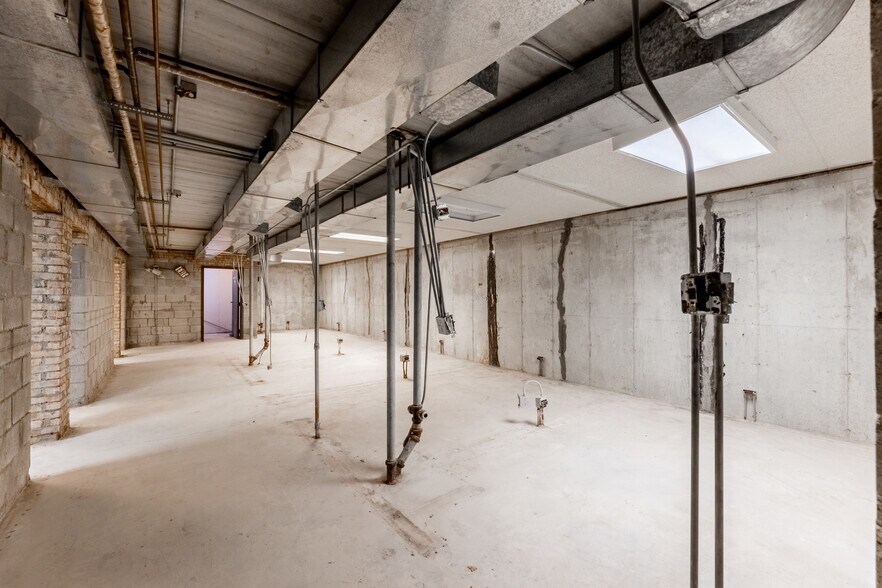 More Photos Of 5601 Victoria Dr, Oak Forest Office For Sale