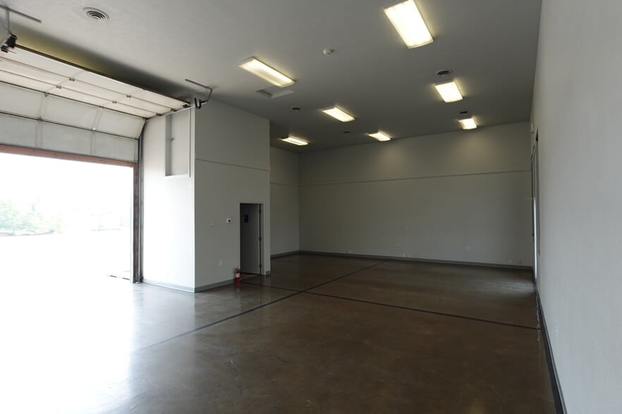 More Photos Of 6010-6012 E Trent Ave, Spokane Showroom For Lease
