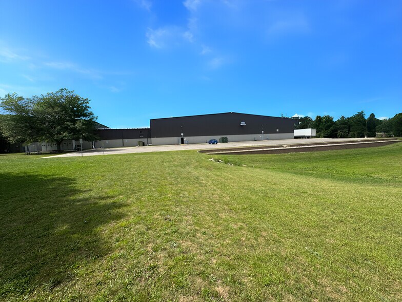 More Photos Of 100 Transfer Dr, Highland Warehouse For Sale