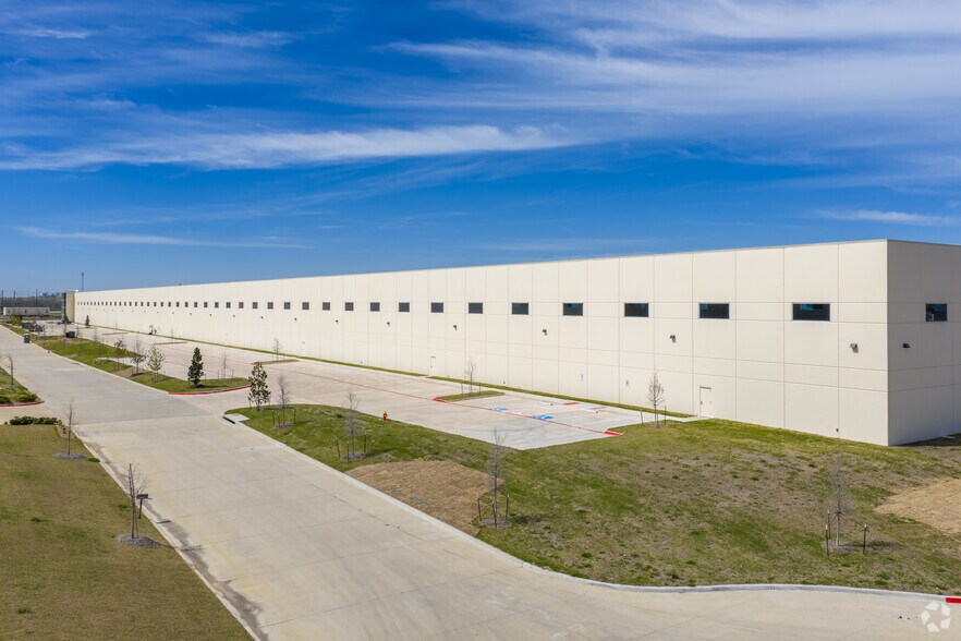 More Photos Of 6200 N Stemmons Fwy, Sanger Distribution For Lease