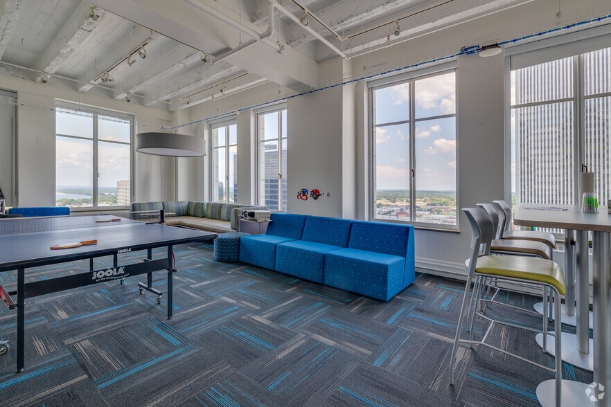 More Photos Of 320 S Boston Ave, Tulsa Office For Sale