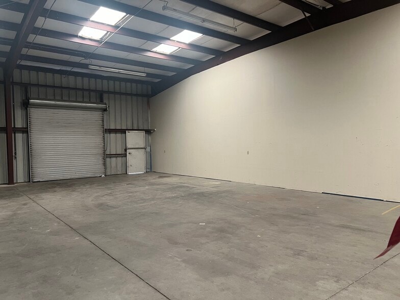 More Photos Of 1320-1322 Venture Ln, Turlock Warehouse For Lease