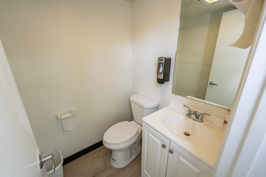 More Photos Of 1200 E Andy Devine Ave, Kingman Office For Sale