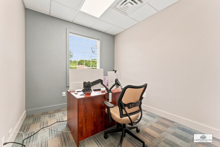 More Photos Of 920 E County Line Rd, Lakewood Office For Lease