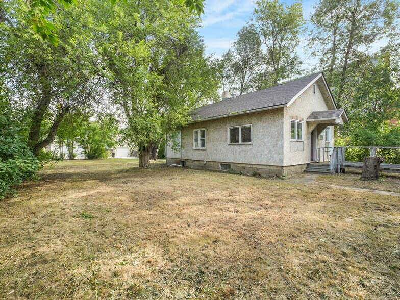 More Photos Of 9630 74 Av NW, Edmonton Flex For Sale