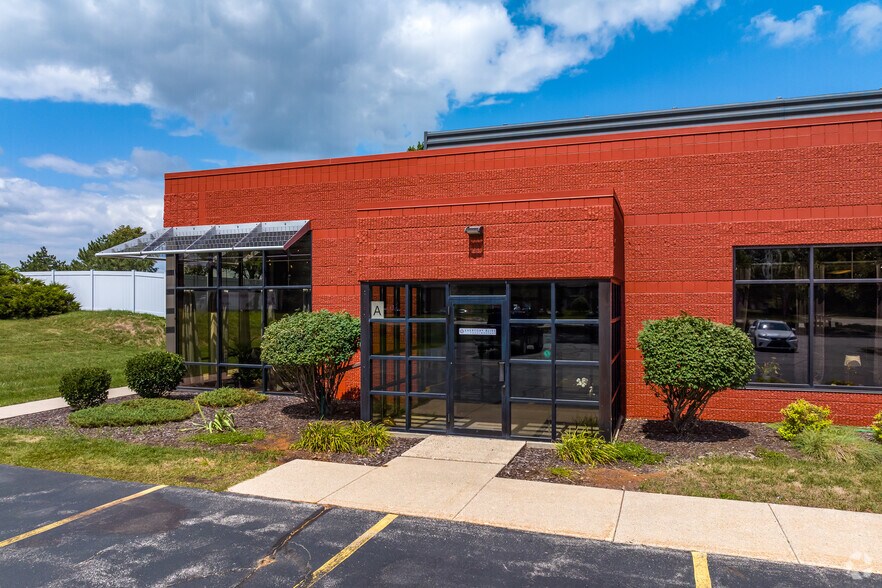 More Photos Of 1930 W Bluemound Rd, Waukesha Medical For Lease