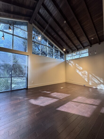 More Photos Of 16111 Via Shavano, San Antonio Office For Lease