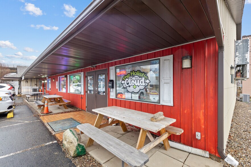 More Photos Of 3052 Belmont St, Bellaire General Retail For Sale